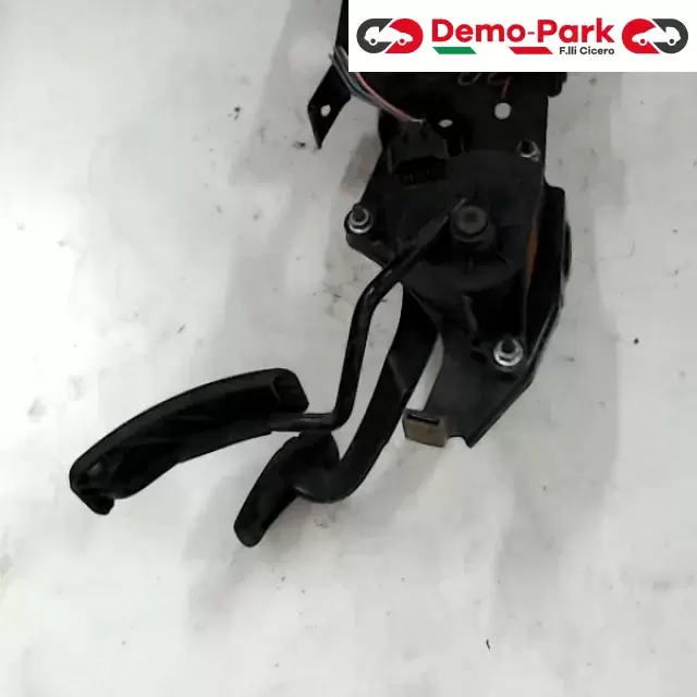 PEDALIERA  Renault SCENIC - 1.5 DCI CTS 82 00 159 647  2